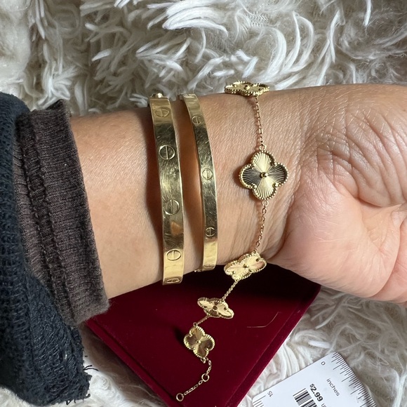 Elegant Gold Flower Bracelet - Picture 8 of 16